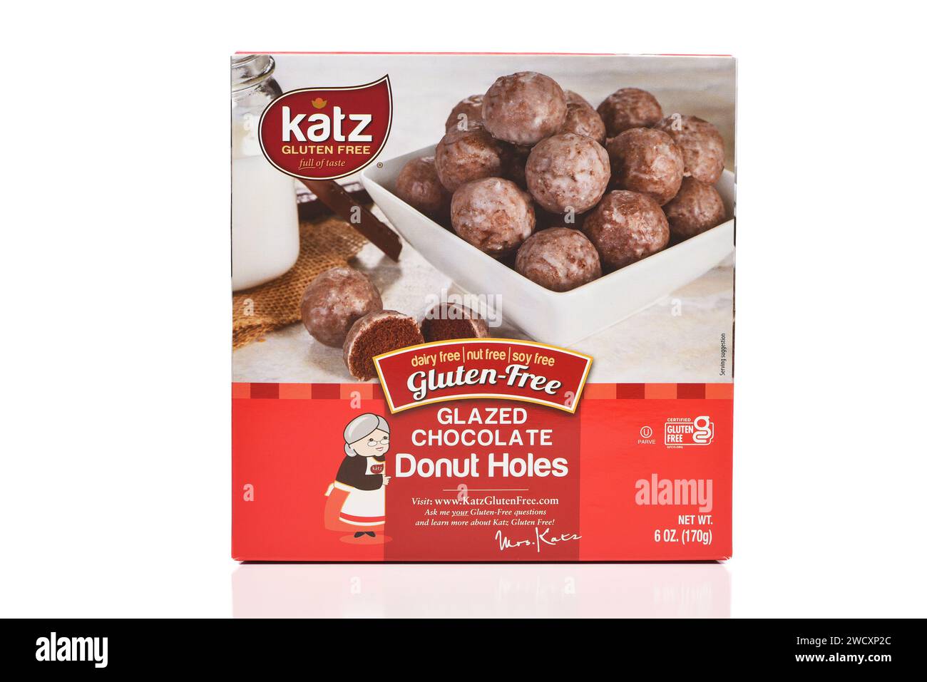 IRVINE, CALIFORNIA - 12 GENNAIO 2024: Un pacchetto di buchi di ciambelle al cioccolato gluten senza glutine Katz. Foto Stock