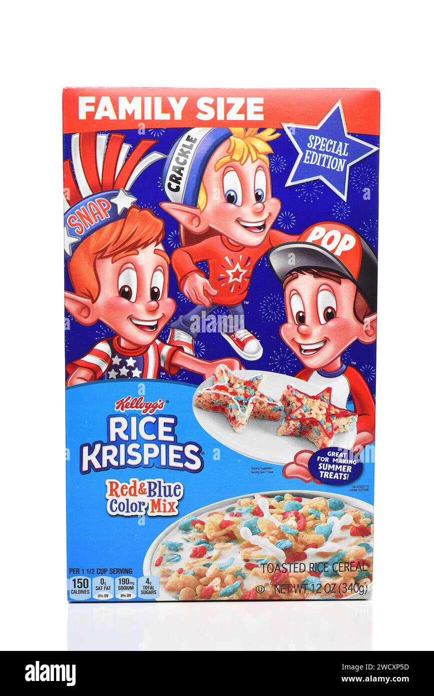 IRVINE, CALIFORNIA - 12 GENNAIO 2024: Una scatola Sixe per famiglie di riso Kellogg Krispies rosso e blu per le delizie estive. Foto Stock