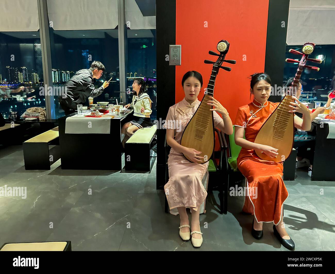 Suzhou, Cina, cultura cinese, area panoramica del lago Jinji, « porta a est », ristorante cinese all'interno, "Chang Yu Jiangnan", lavoratori cinesi Foto Stock