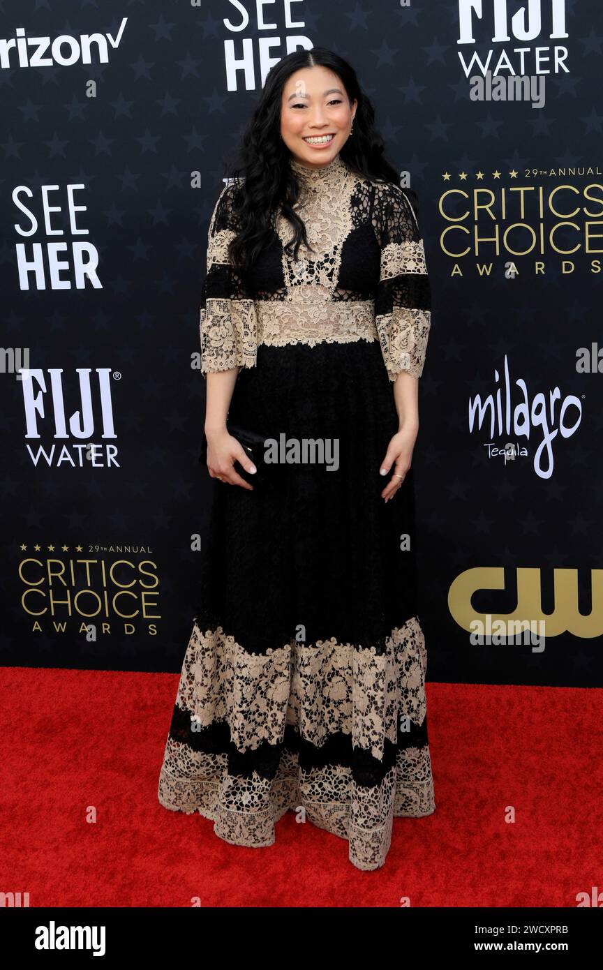 Awkwafina bei der Verleihung der 29. Critics Choice Awards im Barker Hangar. Santa Monica, 14.01.2024 Foto Stock