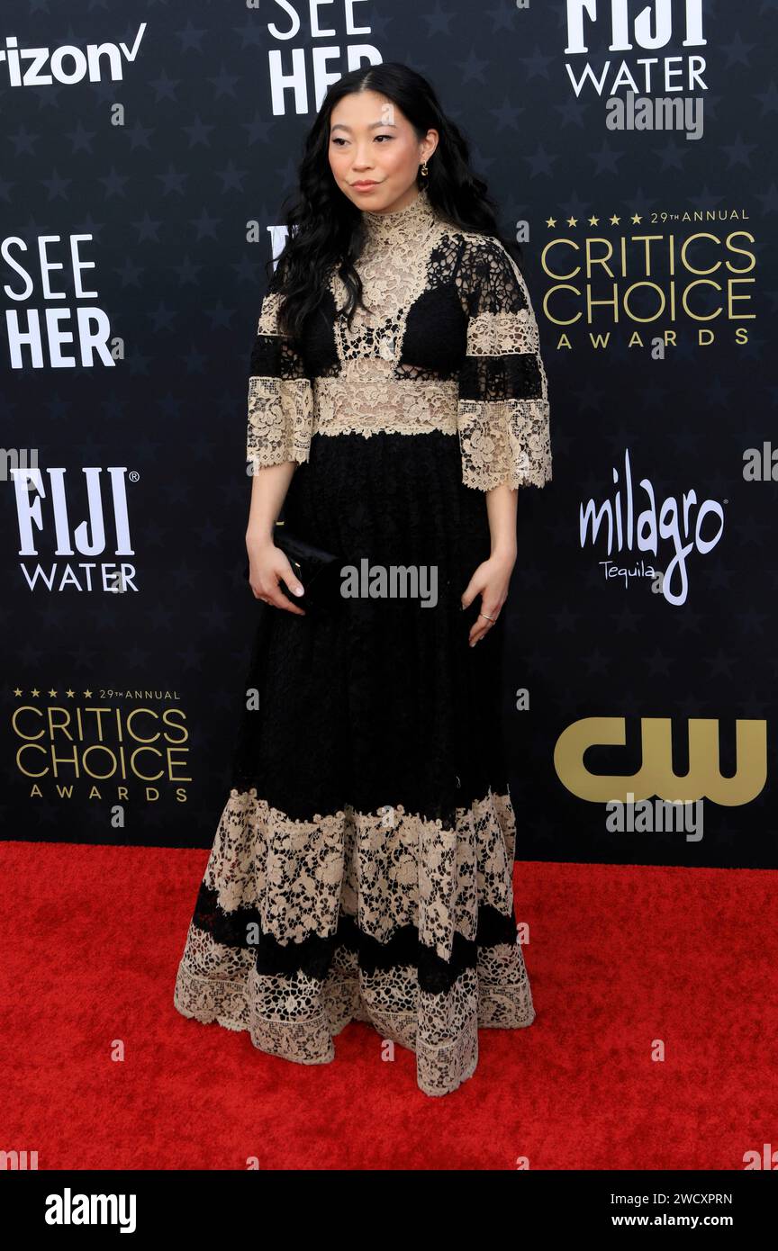 Awkwafina bei der Verleihung der 29. Critics Choice Awards im Barker Hangar. Santa Monica, 14.01.2024 Foto Stock