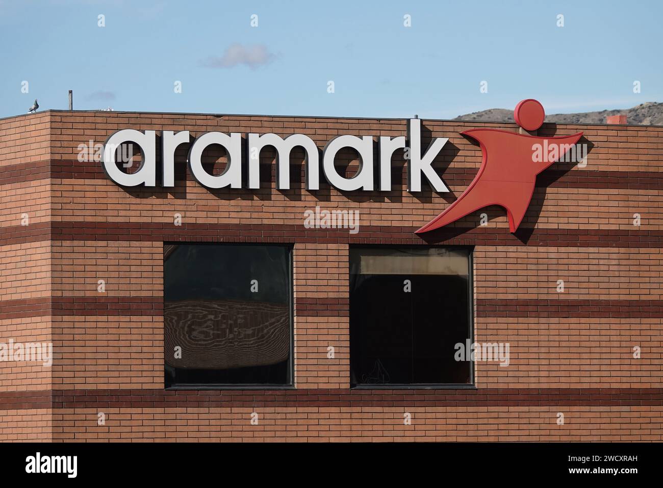 Burbank, California, USA - 24 dicembre 2019: Il logo della società Aramark Food and Facilities Services è mostrato sul lato di un edificio durante il giorno. Foto Stock