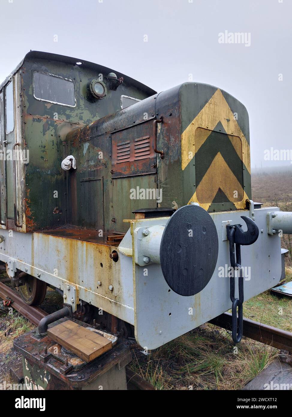 Una verticale di una locomotiva d'epoca su una ferrovia in una giornata nuvolosa Foto Stock