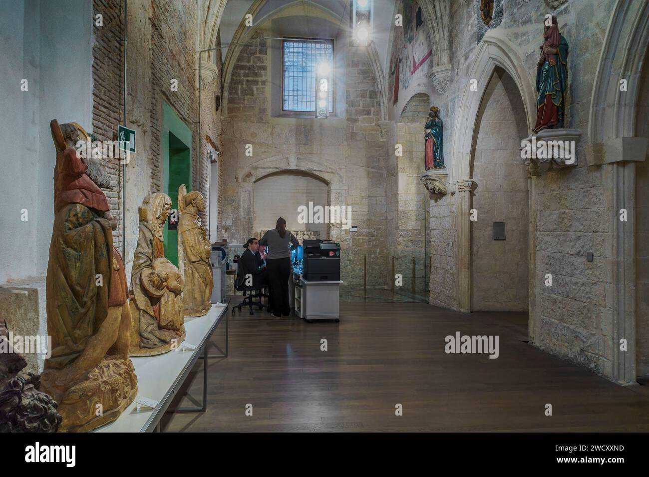 Sculture e un busto nell'ingresso con antiche sculture nel museo diocesano della cattedrale di Santa María nella città di Murcia, Spagna Foto Stock