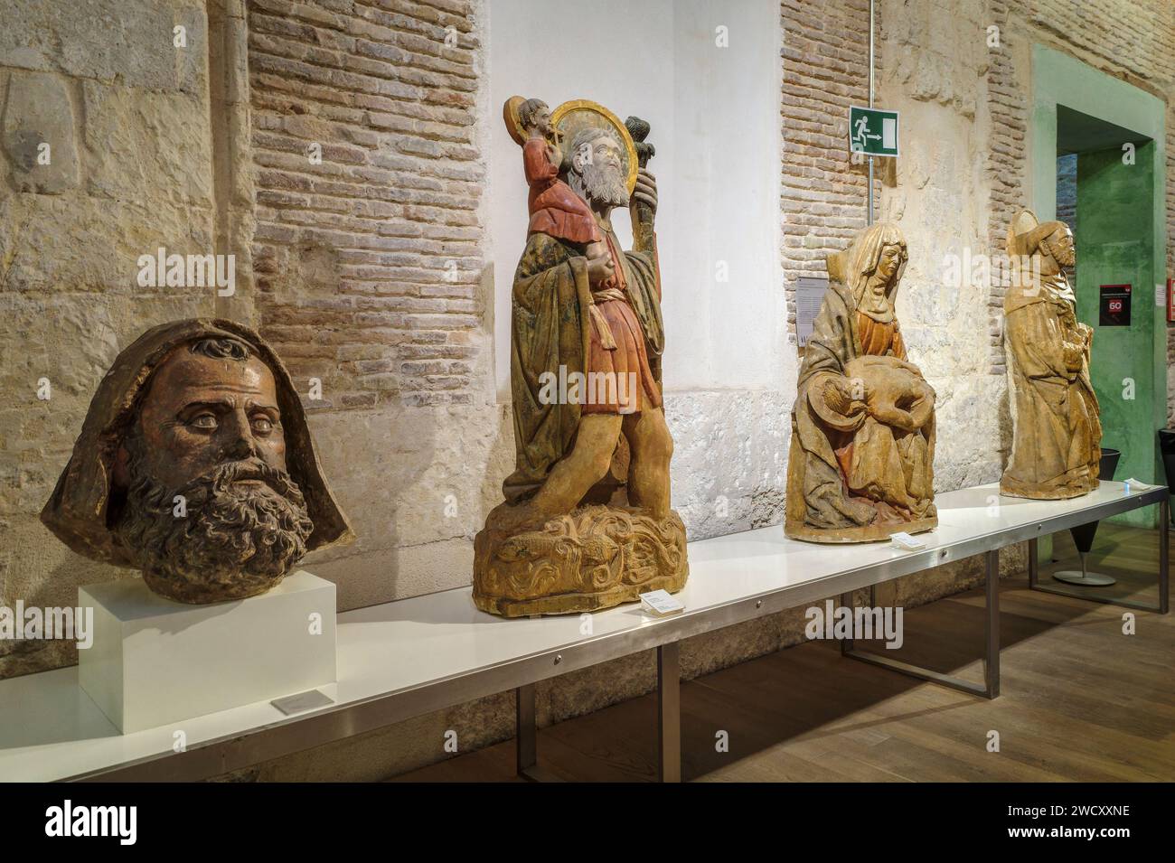 Antiche sculture e un busto nella sala d'ingresso del museo diocesano della cattedrale di Santa María nella città di Murcia, Spagna, Europa Foto Stock