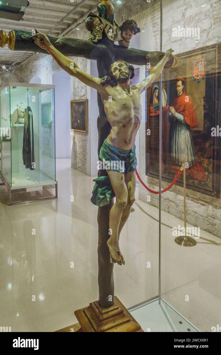 Crocifisso in legno policromo in una vetrina dello scultore Francisco Salzillo, XVIII secolo nel museo della cattedrale della città di Murcia, Spagna, Foto Stock