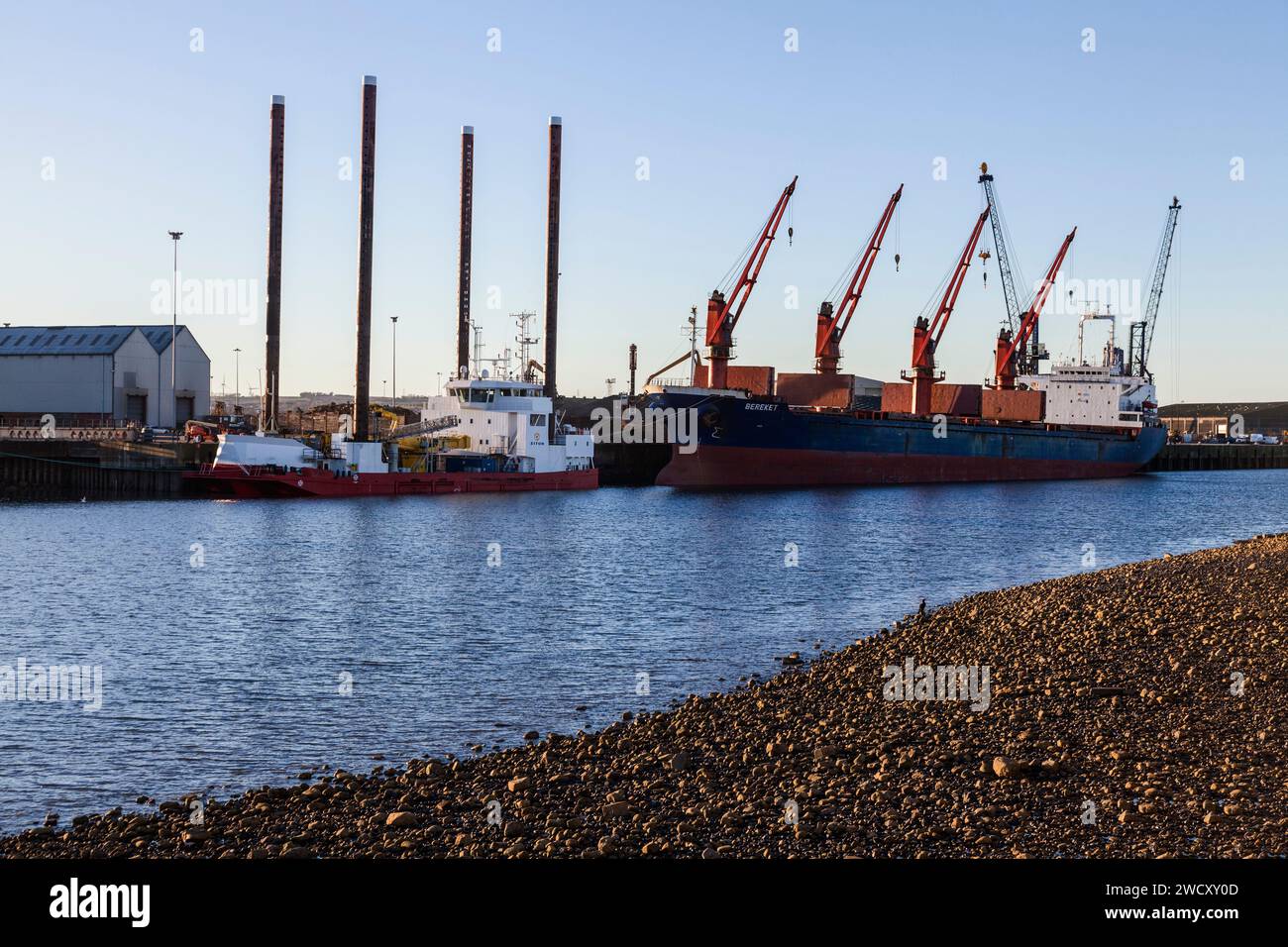 Una Ziton possedeva un vascello nel porto di Hartlepool, Inghilterra, Regno Unito. Utilizzato per la manutenzione di parchi eolici offshore. Anche la nave portarinfuse Bereket Foto Stock