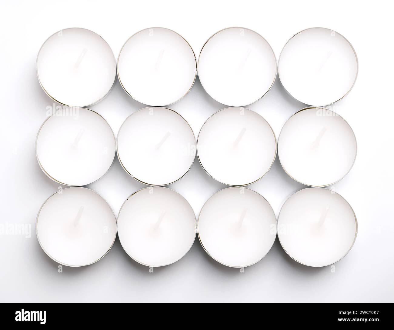 Gruppo di tealight, candele in sottili tazze di metallo, in modo che la cera possa liquefare completamente mentre è accesa. Foto Stock