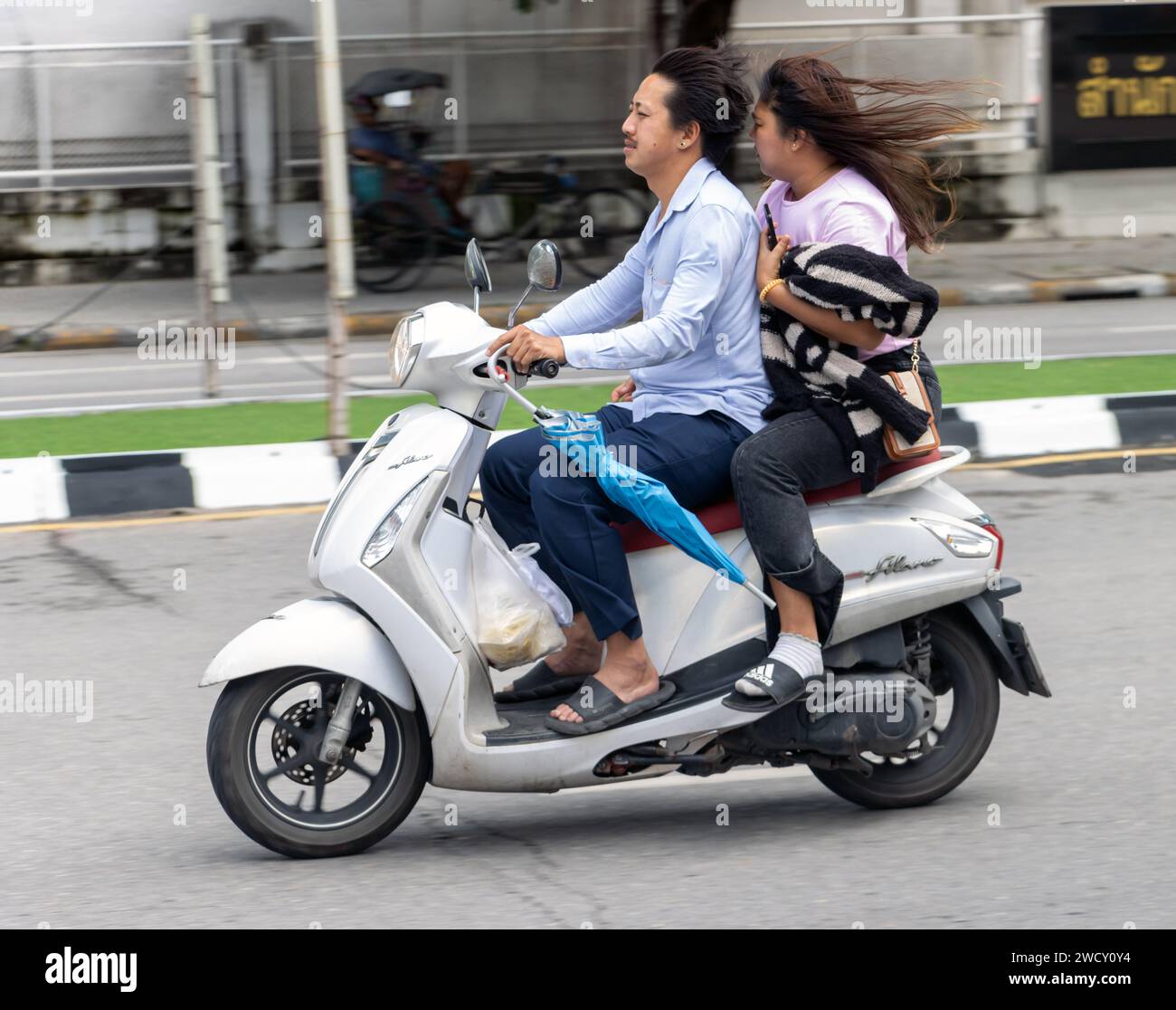 SAMUT PRAKAN, THAILANDIA, 11 ottobre 2023, Un giro in moto in città Foto Stock