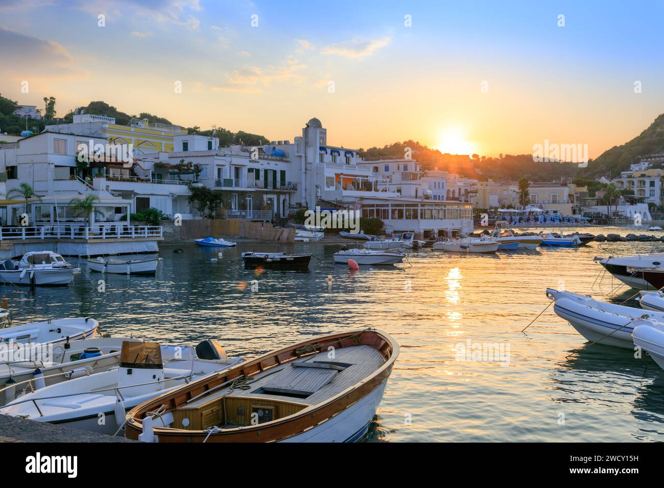 Paesaggio urbano di Lacco Ameno sull'Isola d'Ischia. Vista del porto turistico al tramonto. Foto Stock