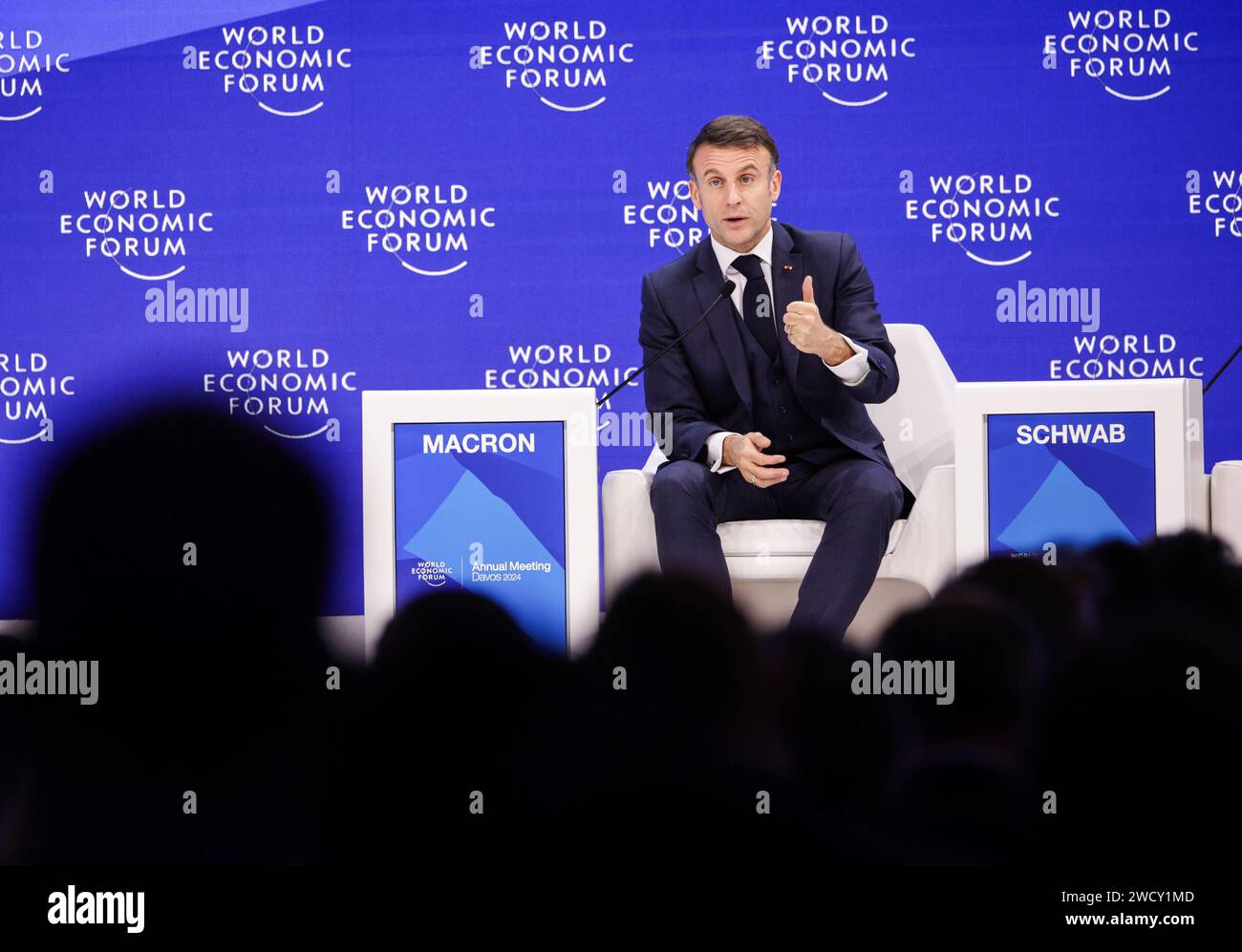 Davos, Svizzera. 17 gennaio 2024. Emmanuel Macron, Presidente della Francia, interviene a un evento del World Economic Forum (WEF). Credito: Hannes P. Albert/dpa/Alamy Live News Foto Stock