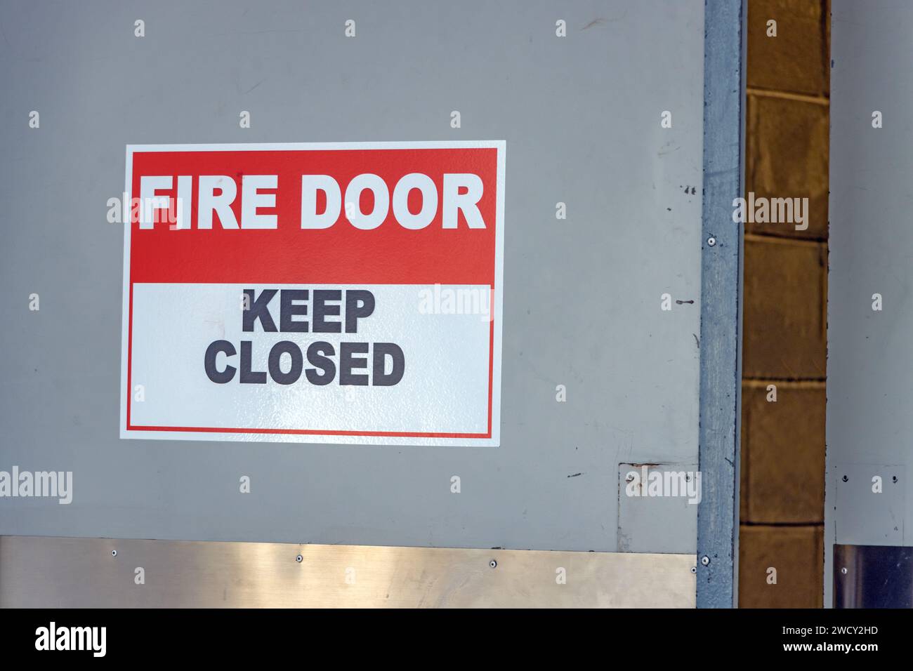 Aprire la porta tagliafuoco con il cartello "Keep Closed" Foto Stock