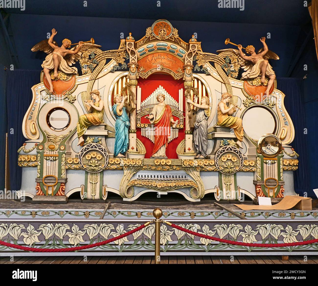 Organo meccanico d'epoca in mostra all'Oide Wiesn, parte storica del festival della birra Oktoberfest a Monaco, ambiente adatto alle famiglie e ai bambini. Foto Stock