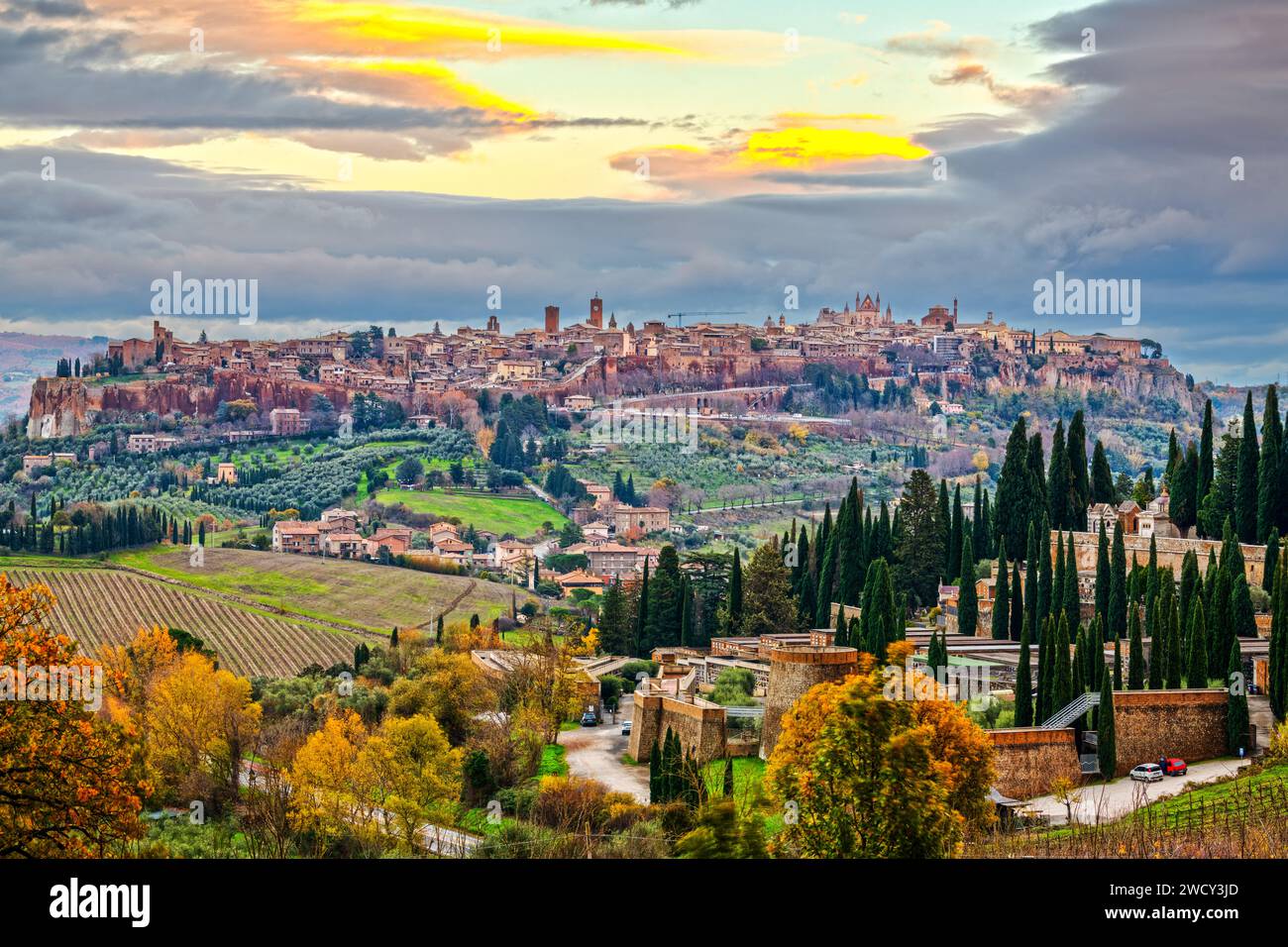 Orvieto, Umbria, Italia skyline medievale al tramonto in autunno. Foto Stock