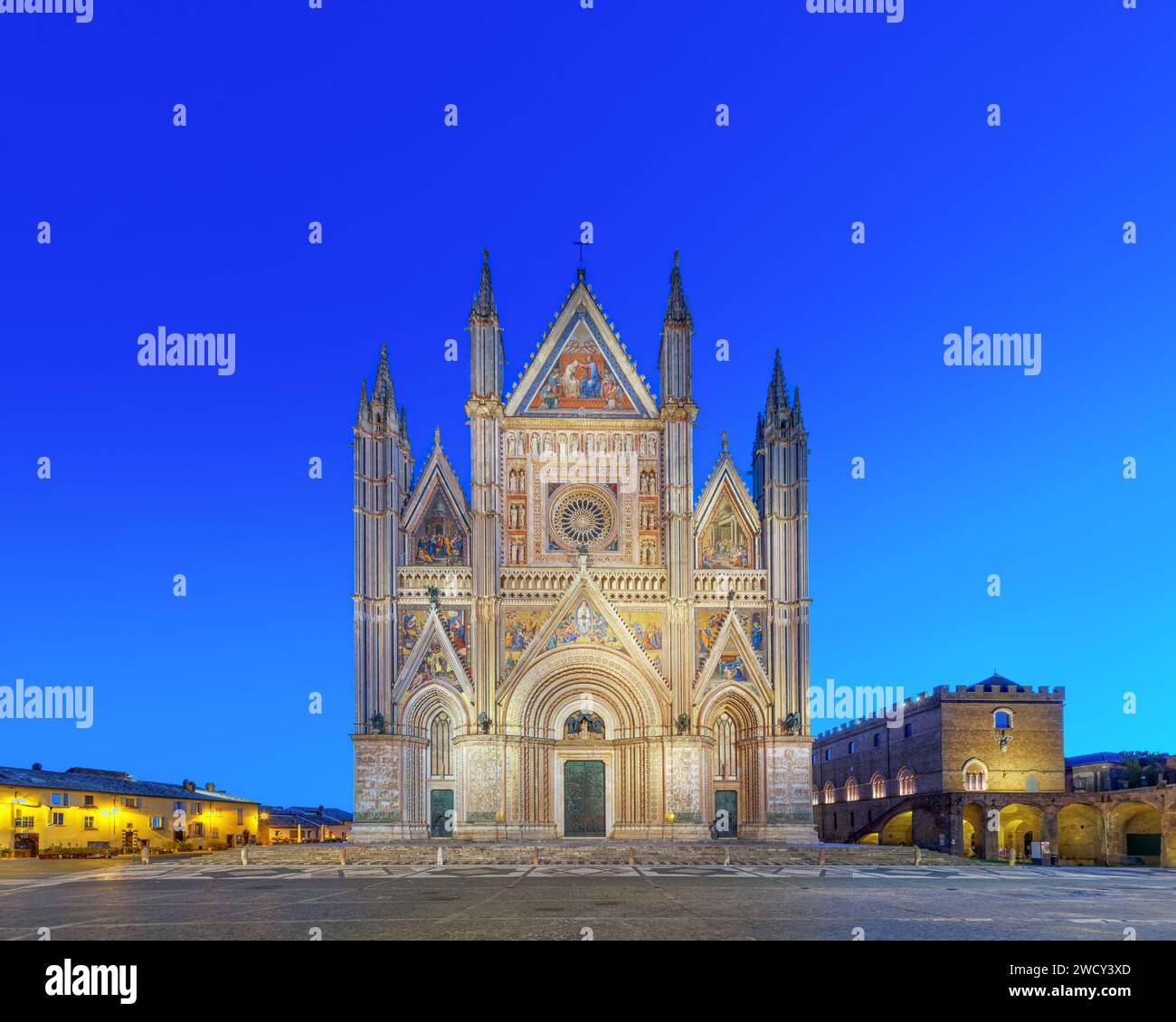 Orvieto, Italia presso la cattedrale e la piazza all'ora blu. Foto Stock