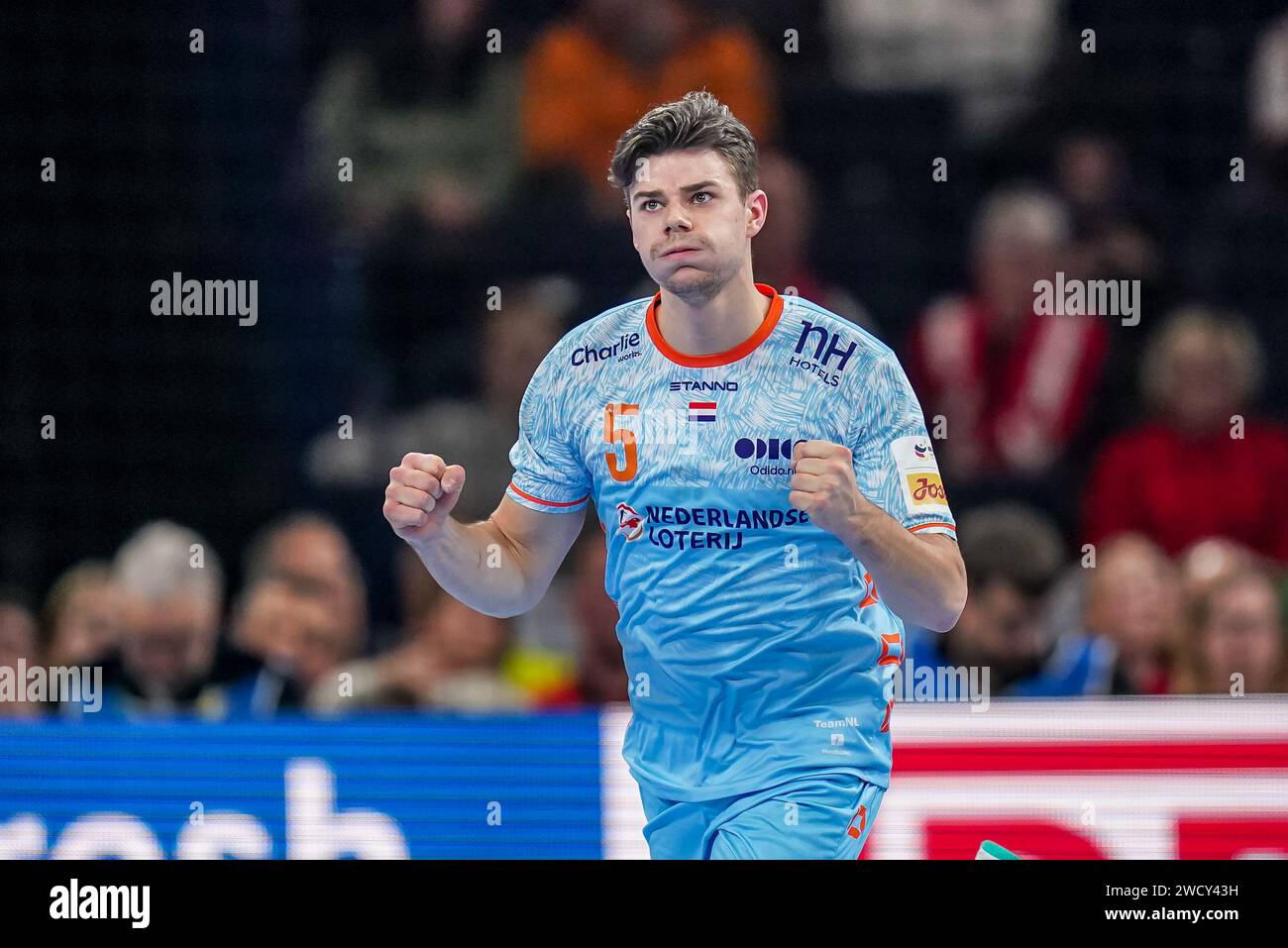 Amburgo, Germania. 17 gennaio 2024. AMBURGO, GERMANIA - 17 GENNAIO: Rutger Ten Velde dei Paesi Bassi celebra il suo gol durante la partita principale dell'EHF Euro 2024 tra Danimarca e Paesi Bassi alla Barclays Arena il 17 gennaio 2024 ad Amburgo, Germania. (Foto di Henk Seppen/Orange Pictures) credito: Orange Pics BV/Alamy Live News Foto Stock