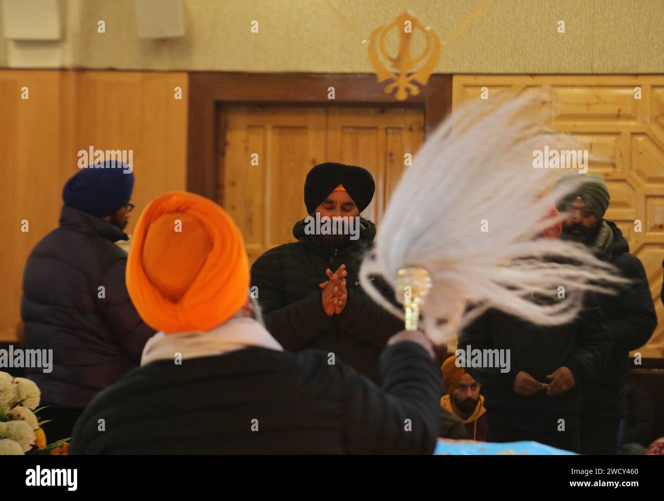 Srinagar, India. 17 gennaio 2024. 17 gennaio 2024, Srinagar Kashmir, India: I devoti sikh indiani pregano a Gurudwara in occasione dell'anniversario della nascita del decimo Sikh Guru Shri Guru Gobind Singh, a Srinagar. Il 17 gennaio 2024, Srinagar Kashmir, India. (Foto di Firdous Nazir/Eyepix Group) credito: SIPA USA/Alamy Live News Foto Stock