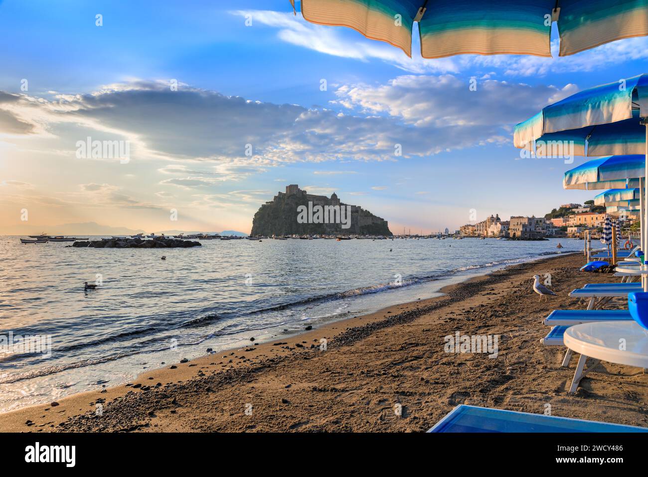 Vista iconica di Ischia in Italia. Spiaggia dei pescatori di Ischia Ponte. Foto Stock
