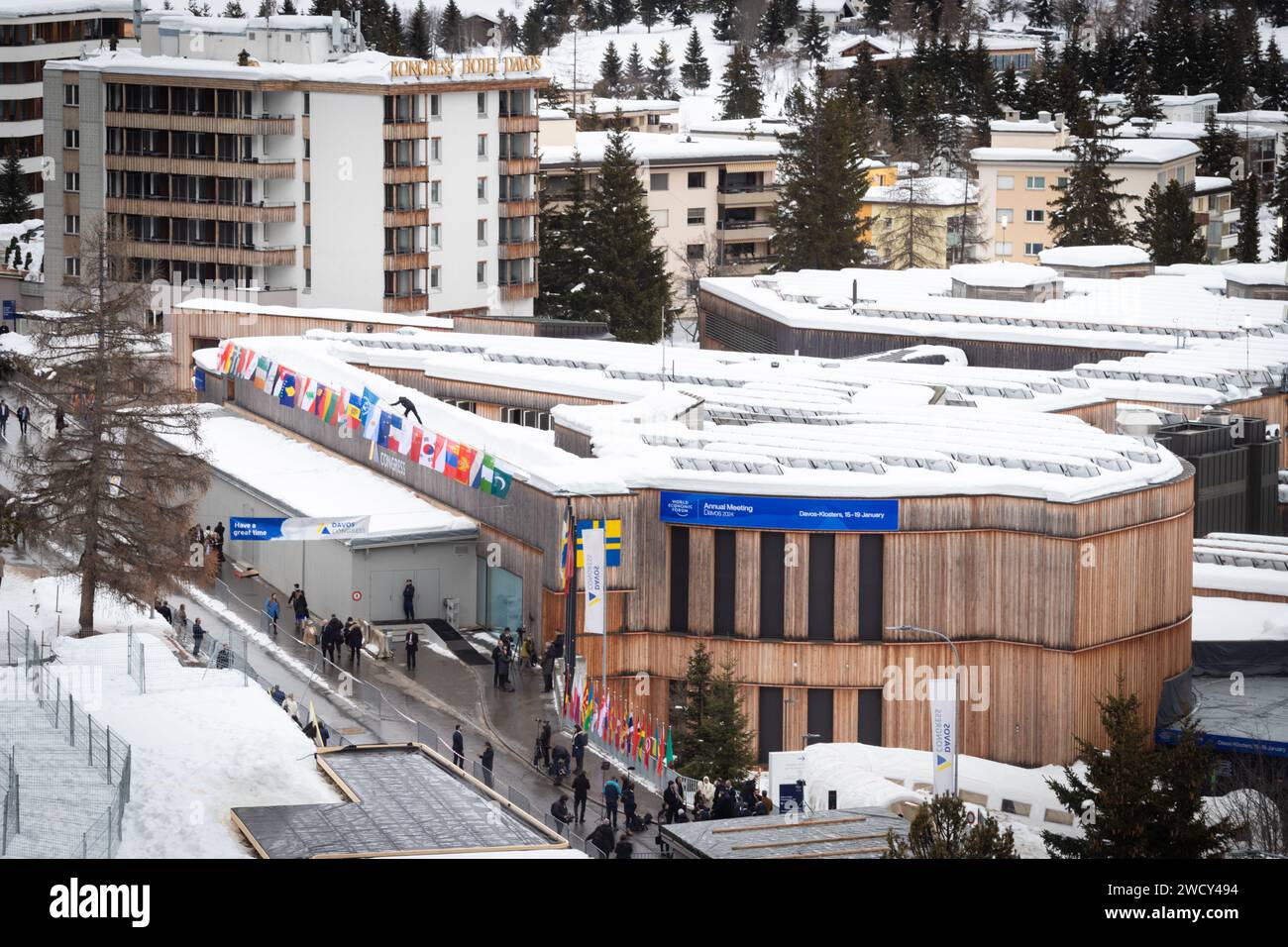 Davos, Svizzera. 17 gennaio 2024. Una panoramica del Centro Congressi di Davos, dove l'intelligenza artificiale domina l'agenda del Forum economico Mondiale di quest'anno. Ospitato da Klaus Schwab, il tema del 54° Forum economico Mondiale (WEF) sta ripristinando la fiducia nel futuro all'interno delle società e tra le nazioni. L'evento WEF della durata di una settimana riunisce leader globali e leader del settore per plasmare il futuro del mondo. (Foto di Andy Barton/SOPA Images/Sipa USA) credito: SIPA USA/Alamy Live News Foto Stock