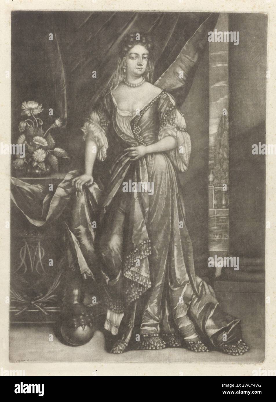 Ritratto di Maria II Stuart, Pieter Schenk (i), 1688 - 1711 stampa Ritratto di Maria II E' in piedi accanto a un tavolo con un vaso sopra. Giornale di Amsterdam Foto Stock