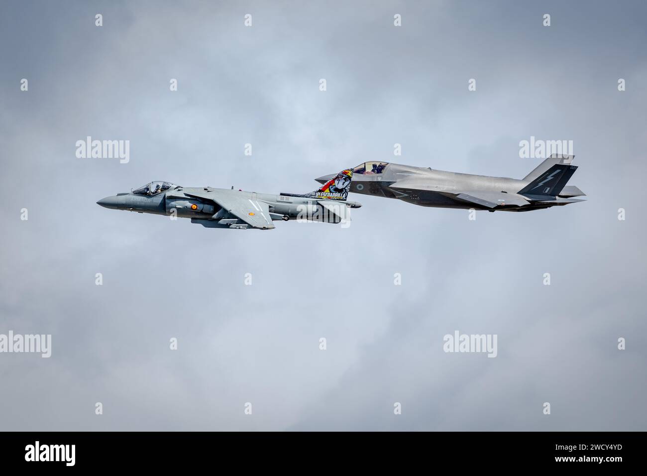 Navy spagnola McDonnell Douglas AV-8B Harrier II e Royal Air Force Lockheed Martin F-35 Lightning II, in volo al Royal International Air Tattoo 23 Foto Stock