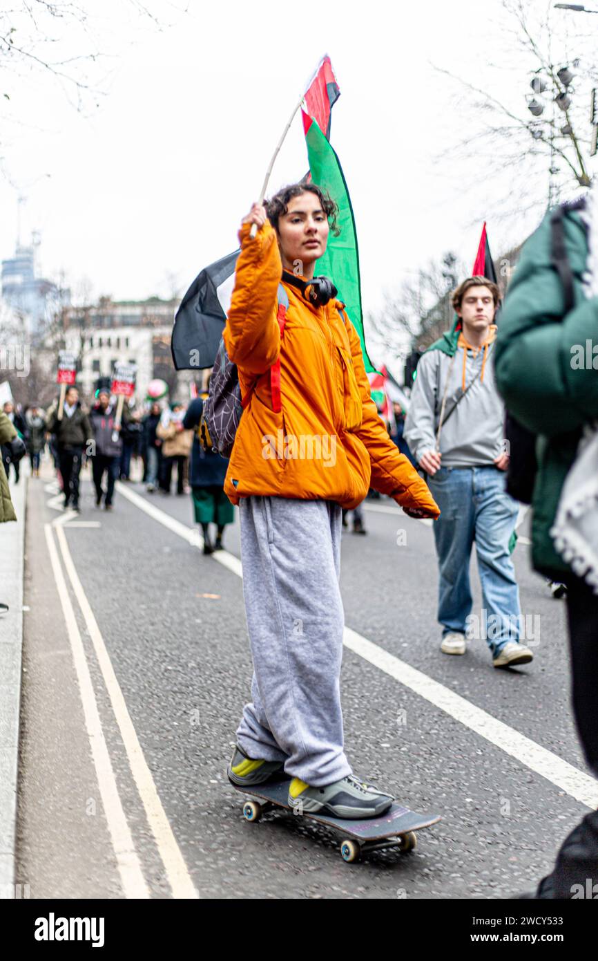 Una giornata mondiale di proteste ha attirato migliaia di persone, compresi i bambini, che hanno attraversato il centro di Londra per una marcia pro-palestinese, parte di una giornata globale di azione contro la guerra più lunga e mortale tra Israele e palestinesi in 75 anni. I manifestanti tenevano striscioni, bandiere e cartelli mentre camminavano lungo l'argine del Tamigi a sostegno del popolo palestinese a Gaza. Londra, Regno Unito. Foto Stock