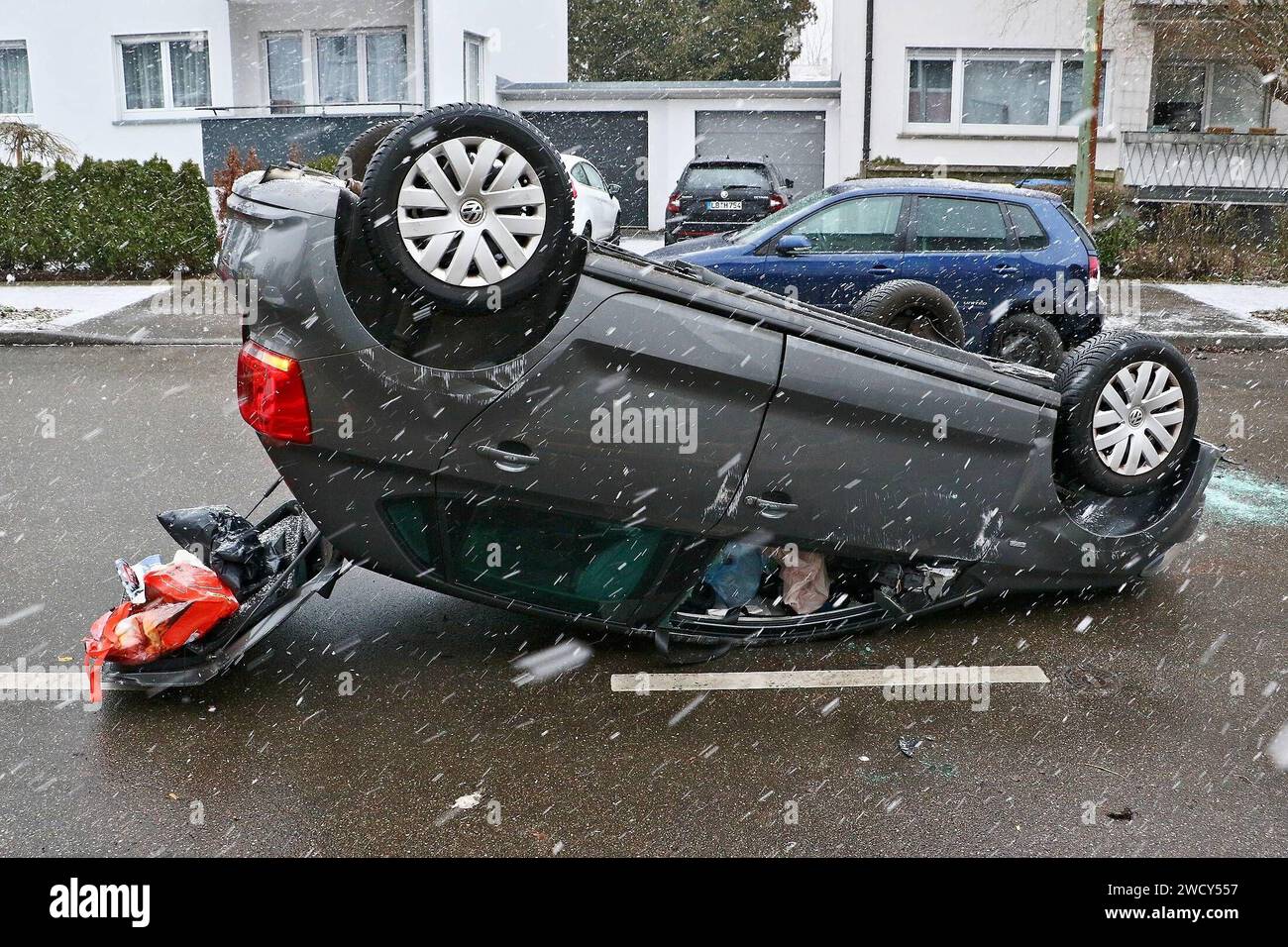 ***INFOUPDATE PRESSEMITTEILUNG*** Tödlicher Verkehrsunfall in Kornwestheim - Fahrer stirbt im Krankenhaus 15.01.2024: Pressemitteilung der Staatsanwaltschaft Stuttgart und des Polizeipräsidium Ludwigsburg: Polizeipräsidium Ludwigsburg POL-LB: Staatsanwaltschaft Stuttgart und Polizeipräsidiums Ludwigtheim: Kornwestheim: Kornwestheim: Unfall in der Ludwig-Herr-Straße Ludwigsburg ots Ein medizinscher Notfall dürfte ursächlich für einen Unfall gewesen sein, der sich am Montag 15.01.2024 gegen 12,30 Uhr in Kornwestheim in der Ludwig-Herr-Straße ereignete. Ein 77 Jahre altera VW Polo-Lenker verlor gemäß den bisher Foto Stock