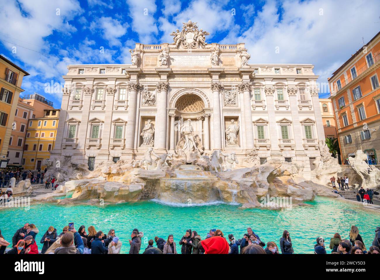 ROMA, ITALIA - 7 DICEMBRE 2021: I visitatori potranno ammirare la storica Fontana di Trevi del XVIII secolo in una splendida giornata. Foto Stock
