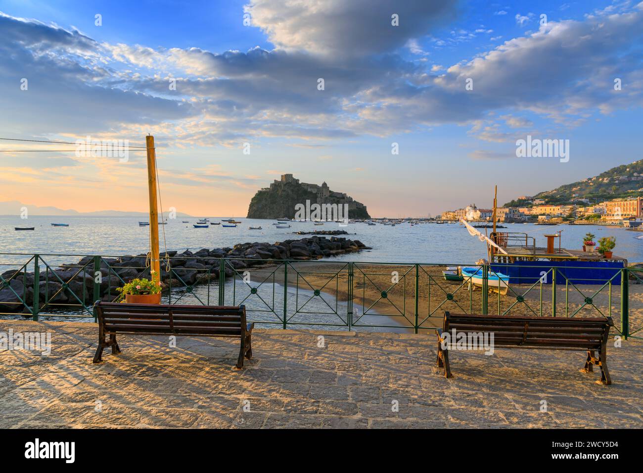 Vista all'alba di Ischia, italia. Panorama cittadino di Ischia Ponte dalla Spiaggia dei pescatori. Foto Stock