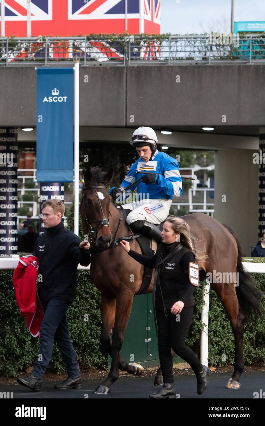 Ascot, Berkshire, Regno Unito. 22 dicembre 2023. Horse Let IT Rain, guidato dal fantino Harry Skelton, si dirige verso l'autodromo prima di vincere la gara nazionale Thames Materials Open National Hunt Flat Race all'Ascot Races all'Howden Christmas Racing Weekend. Il proprietario Christophr Greenall. Addestratore Dan Skelton. Allevatore R F Bailey. Sponsor Ladbrokes, The Air Ambulance Service (Warwickshire & Northamptonshire). Credito: Maureen McLean/Alamy Foto Stock