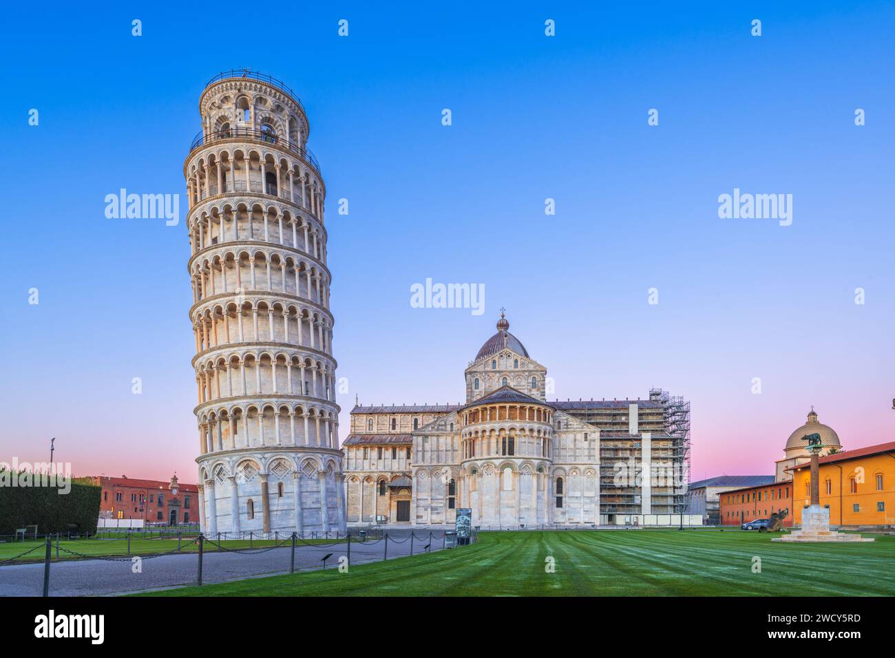 PISA, ITALIA - 17 DICEMBRE 2021: La Torre Pendente di Pisa nella piazza dei Miracoli al crepuscolo. Foto Stock