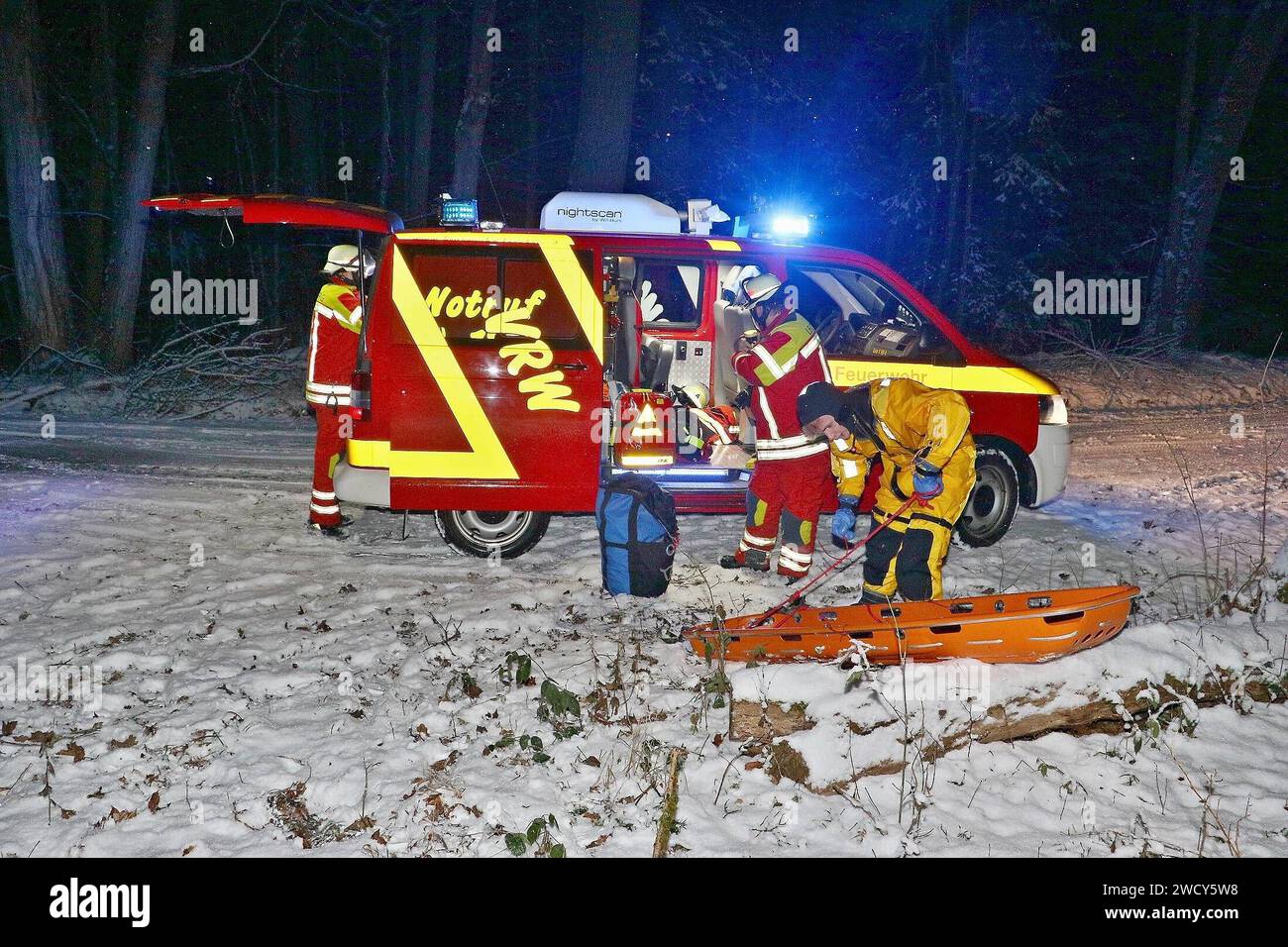 Spektakuläre Alarmübung Feuerwehr Leonberg übt Eisrettung unter Einsatzbedingungen *** Der Text wurde mit dem Kommandanten der Feuerwehr Leonberg, Wolfgang Zimmermann, abgesprochen und von ihm so genehmigt *** 15.01.2024: Spektakuläre Alarmübung Feuerwehr Leonberg übt Eisrettung unter Einsatzbedingungen die Freiwillige Feuerwehr Leonberg stellte am Abend des 15.1.2024 bei einer spektakulären Alarmübung ihr Leistungsvermögen und die Funktionalität ihres Einsatzkonzepts Eisrettung unter Beweis. Um kurz nach 19 Uhr löste die Integrierte Leitstelle Böblingen die Funkmeldeempfänger der Abteilunge Foto Stock