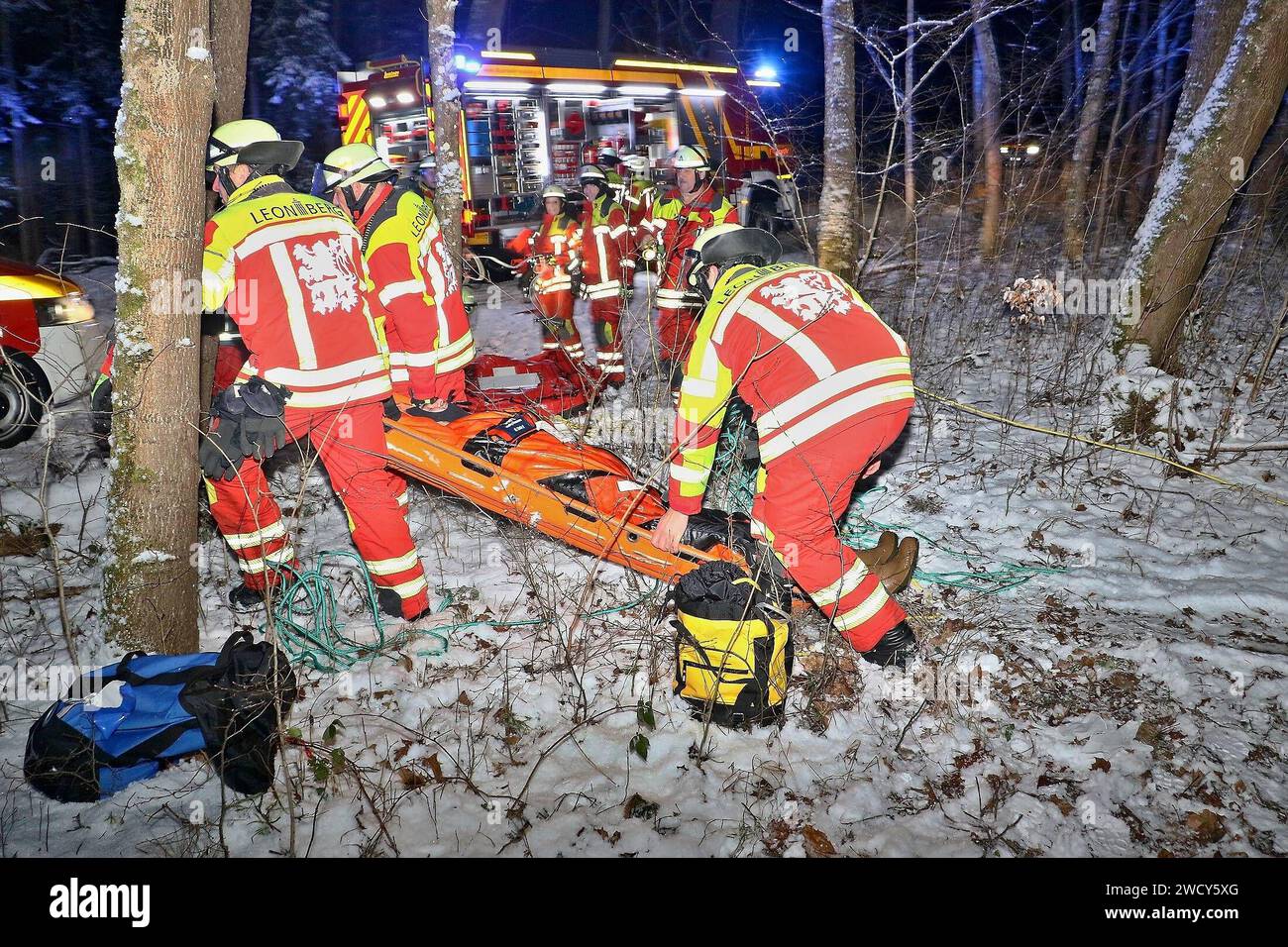 Spektakuläre Alarmübung Feuerwehr Leonberg übt Eisrettung unter Einsatzbedingungen *** Der Text wurde mit dem Kommandanten der Feuerwehr Leonberg, Wolfgang Zimmermann, abgesprochen und von ihm so genehmigt *** 15.01.2024: Spektakuläre Alarmübung Feuerwehr Leonberg übt Eisrettung unter Einsatzbedingungen die Freiwillige Feuerwehr Leonberg stellte am Abend des 15.1.2024 bei einer spektakulären Alarmübung ihr Leistungsvermögen und die Funktionalität ihres Einsatzkonzepts Eisrettung unter Beweis. Um kurz nach 19 Uhr löste die Integrierte Leitstelle Böblingen die Funkmeldeempfänger der Abteilunge Foto Stock