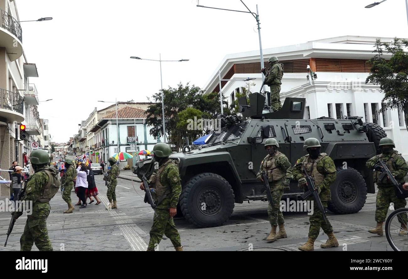 CUENCA-CONTROL MILITAR-POLICIAL Cuenca,Ecuador 17 de enero de 2024 EN el sector de la Chola Cuencana la manana de hoy se realizo un operativo Capex en conjunto FFAA y Policia Nacional. Por una disposicion del comando Conjunto de las Fuerzas Armadas miembros del EjÃ rcito salieron a las calles para operaciones de control de armas, municiones y explosivos. O una disposicion del comando Conjunto de las Fuerzas Armadas miembros del EjÃ rcito salieron a las calles para operaciones de control de armas, municiones y explosivos. foto Boris Romoleroux/API... SOI-CUENCA-CONTROLMILITAR-POLICIAL-40D2FD06D Foto Stock