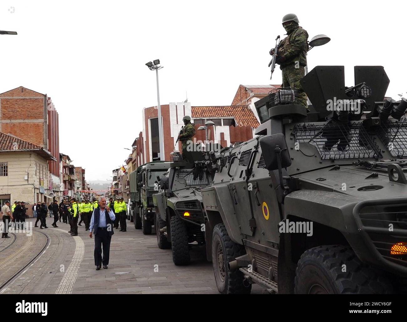 CUENCA-CONTROL MILITAR-POLICIAL Cuenca,Ecuador 17 de enero de 2024 EN el sector de la Chola Cuencana la manana de hoy se realizo un operativo Capex en conjunto FFAA y Policia Nacional. Por una disposicion del comando Conjunto de las Fuerzas Armadas miembros del EjÃ rcito salieron a las calles para operaciones de control de armas, municiones y explosivos. O una disposicion del comando Conjunto de las Fuerzas Armadas miembros del EjÃ rcito salieron a las calles para operaciones de control de armas, municiones y explosivos. foto Boris Romoleroux/API... SOI-CUENCA-CONTROLMILITAR-POLICIAL-F20308D87 Foto Stock