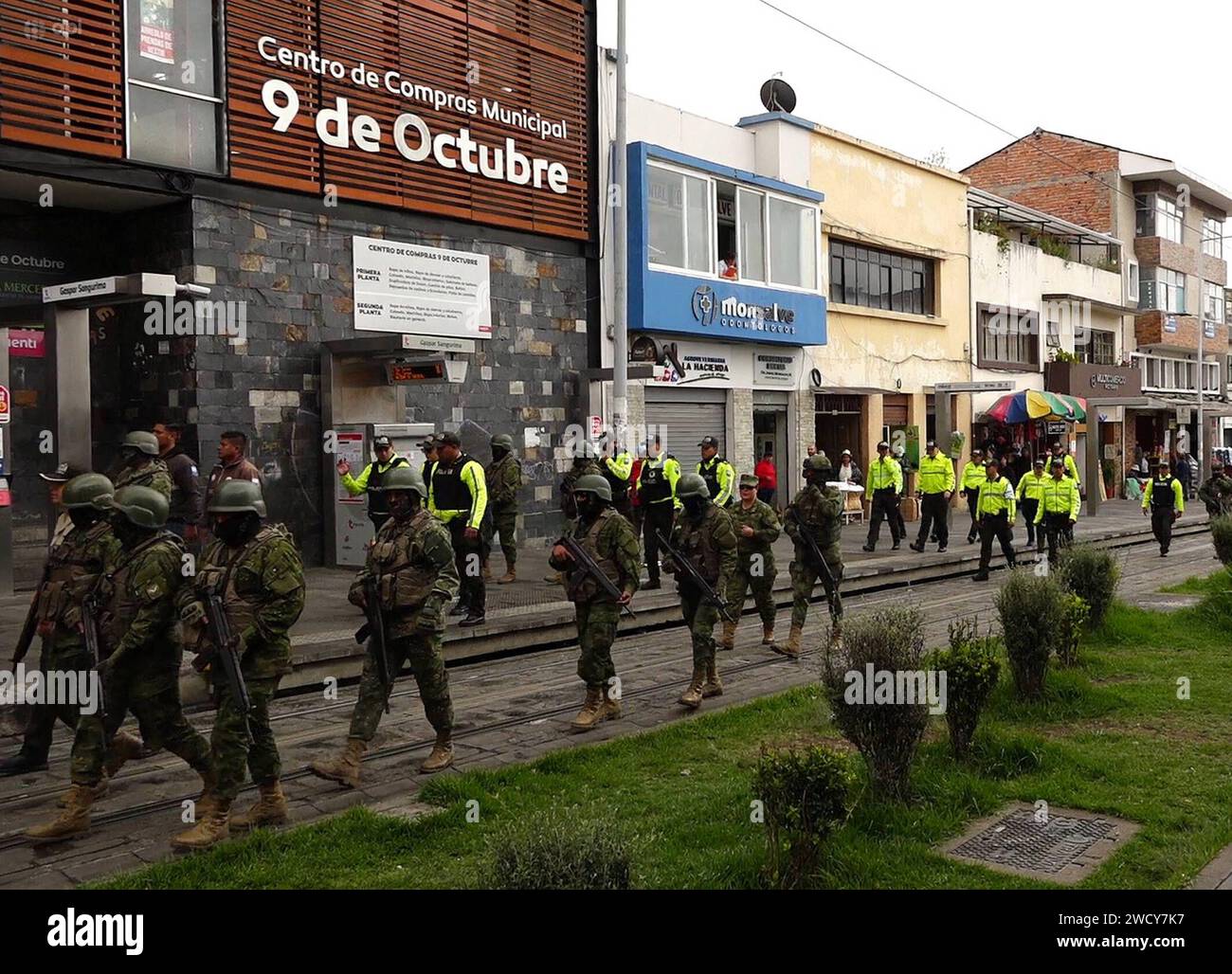 CUENCA-CONTROL MILITAR-POLICIAL Cuenca,Ecuador 17 de enero de 2024 EN el sector de la Chola Cuencana la manana de hoy se realizo un operativo Capex en conjunto FFAA y Policia Nacional. Por una disposicion del comando Conjunto de las Fuerzas Armadas miembros del EjÃ rcito salieron a las calles para operaciones de control de armas, municiones y explosivos. O una disposicion del comando Conjunto de las Fuerzas Armadas miembros del EjÃ rcito salieron a las calles para operaciones de control de armas, municiones y explosivos. foto Boris Romoleroux/API... SOI-CUENCA-CONTROLMILITAR-POLICIAL-27175F1D5 Foto Stock