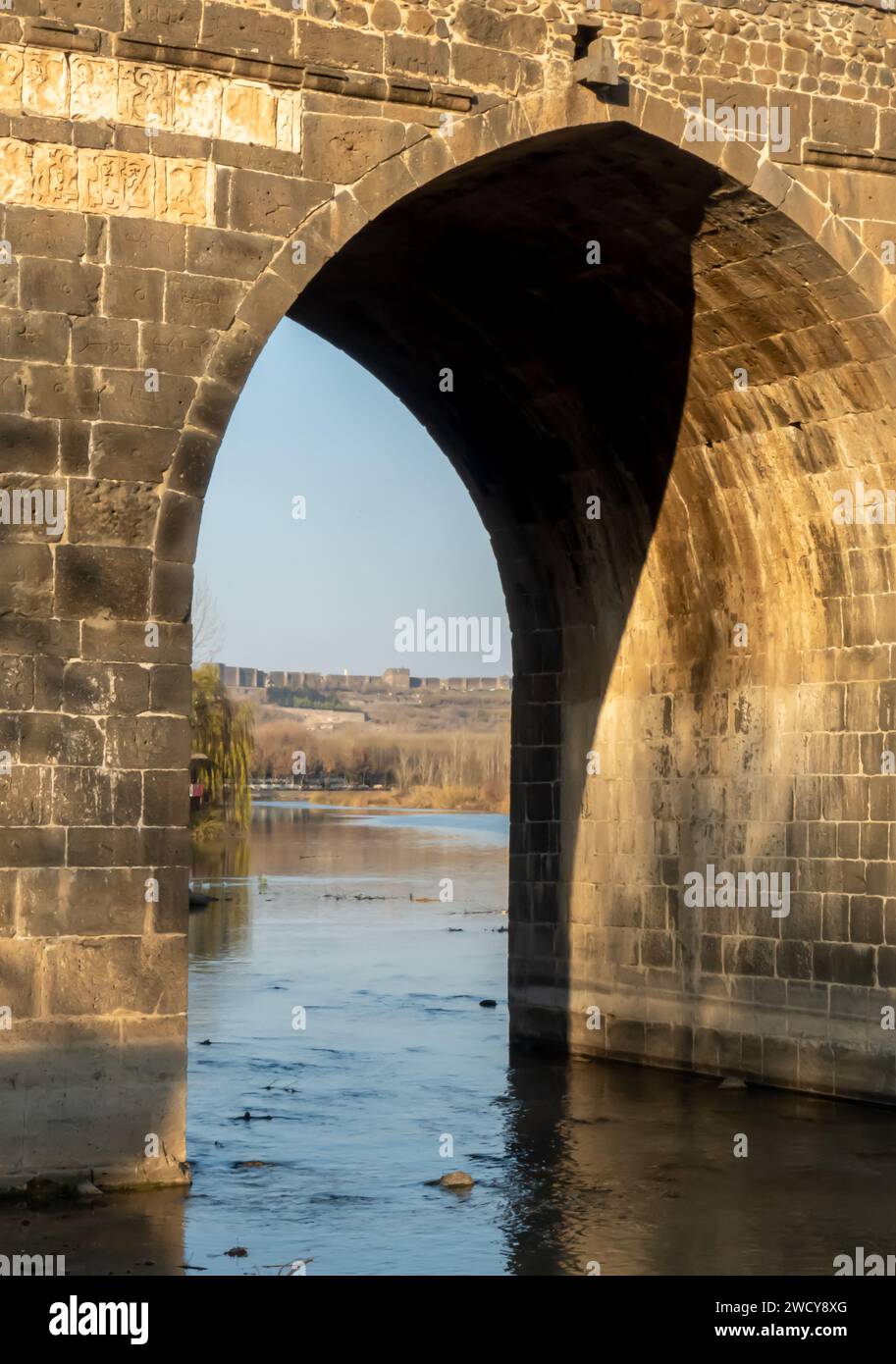 Ponte Dicle sul fiume Tigri a Diyarbakir, Turchia. (Turco: Dicle Köprüsü; curdo: Pira Dehderî) Ponte di Silvan (Silvan Köprüsü / Pira Farqînê) Foto Stock