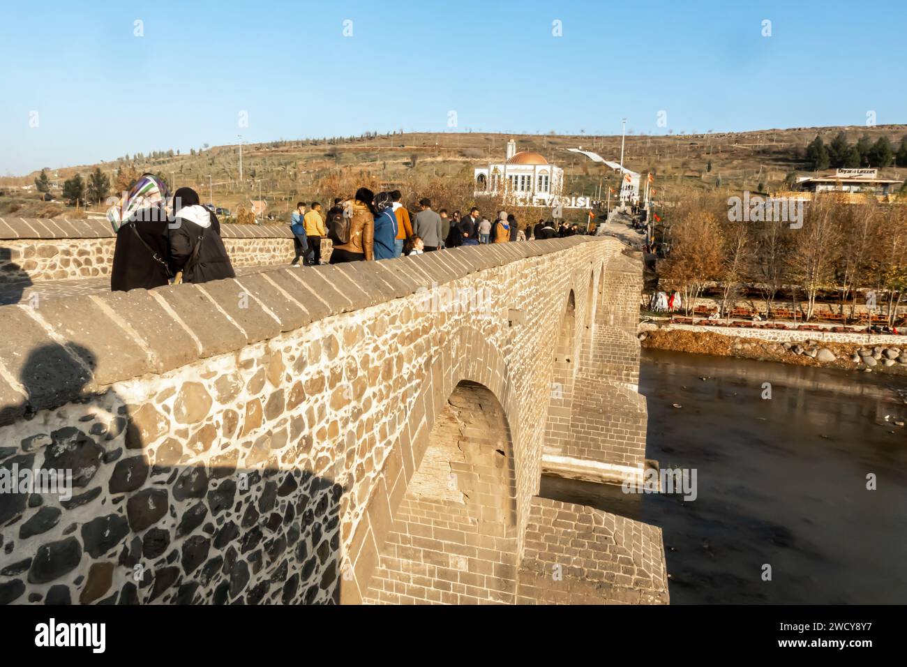 Ponte Dicle sul fiume Tigri a Diyarbakir, Turchia. (Turco: Dicle Köprüsü; curdo: Pira Dehderî) Ponte di Silvan (Silvan Köprüsü / Pira Farqînê) Foto Stock