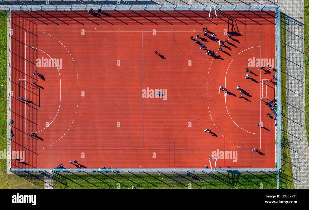 Vista aerea, campo da calcio Mark con campo da gioco rosso della scuola secondaria Mark, Uentrop, Hamm, zona della Ruhr, Renania settentrionale-Vestfalia, Germania Foto Stock