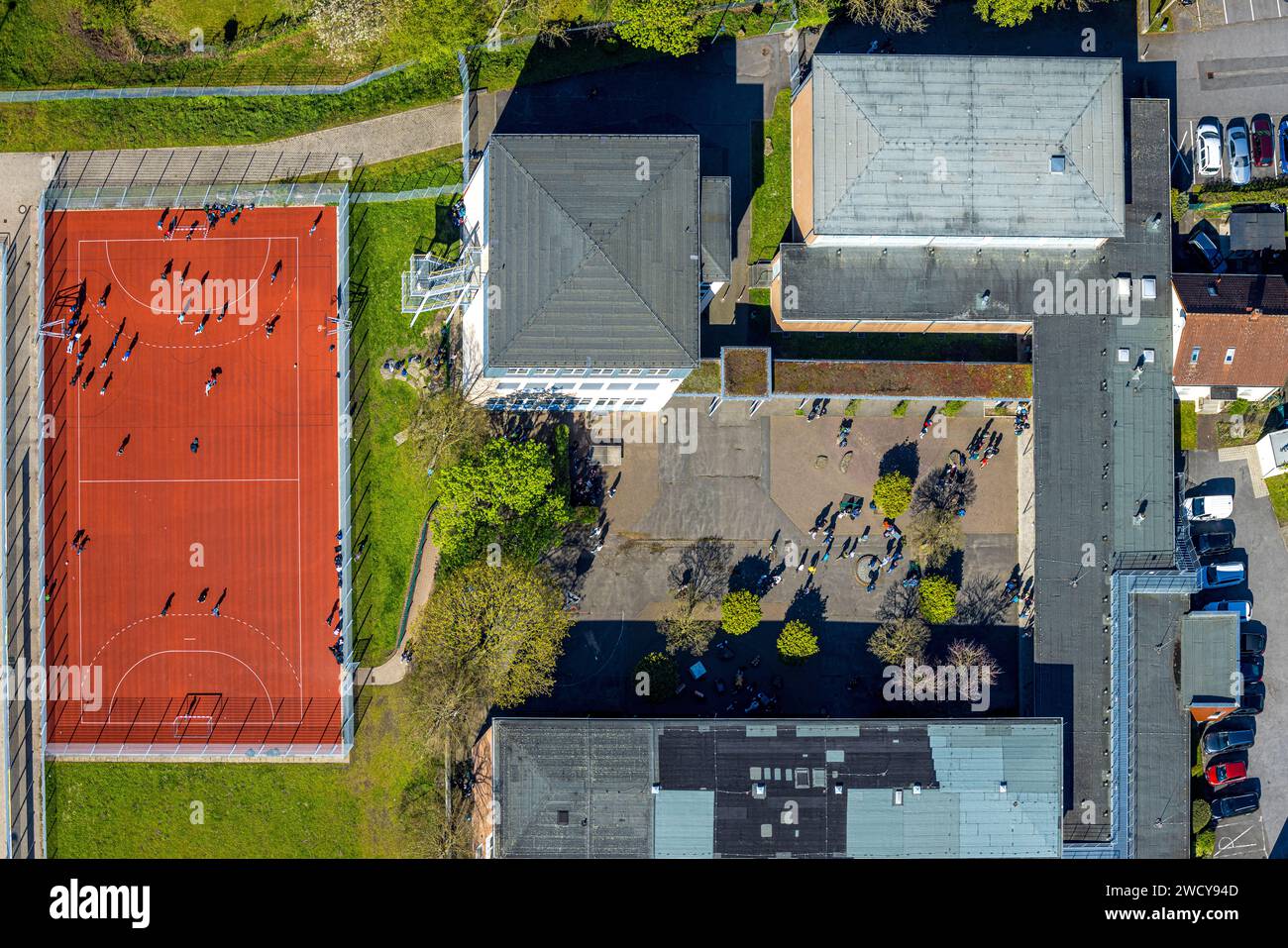 Vista aerea, scuola secondaria Mark, campo da calcio Mark con campo da gioco rosso, Uentrop, Hamm, zona della Ruhr, Renania settentrionale-Vestfalia, Germania Foto Stock