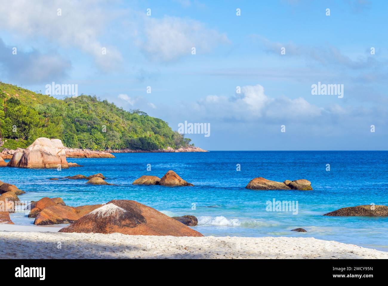 Rocce costiere e oceano blu. Spiaggia di anse Lazio in una giornata di sole, paesaggio dell'isola di Praslin, Seychelles Foto Stock