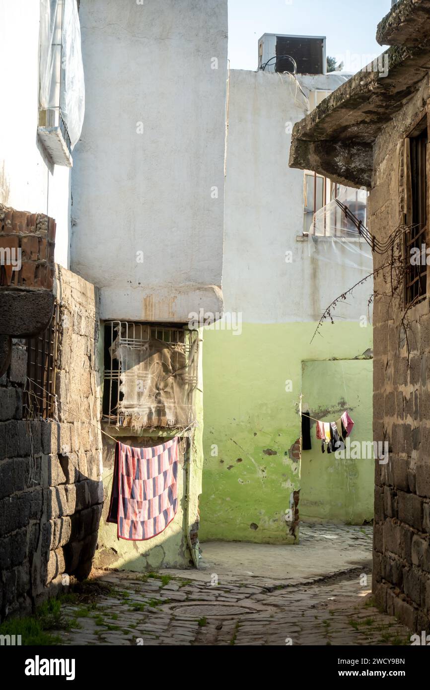 Vicoli storici nel centro storico di Diyarbakir. Residente nel centro storico, edifici a Diyarbakir in Turchia Foto Stock