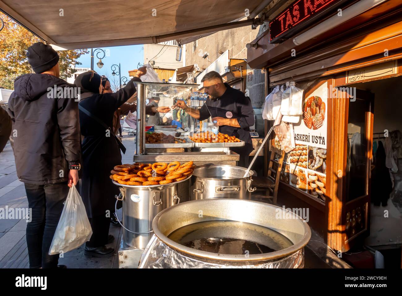 Biscotti caldi tradizionali curdi Koliche kulicha, dolci al forno, chiosco di vendita in strada con esposizione a Diyarbakir Turchia Foto Stock