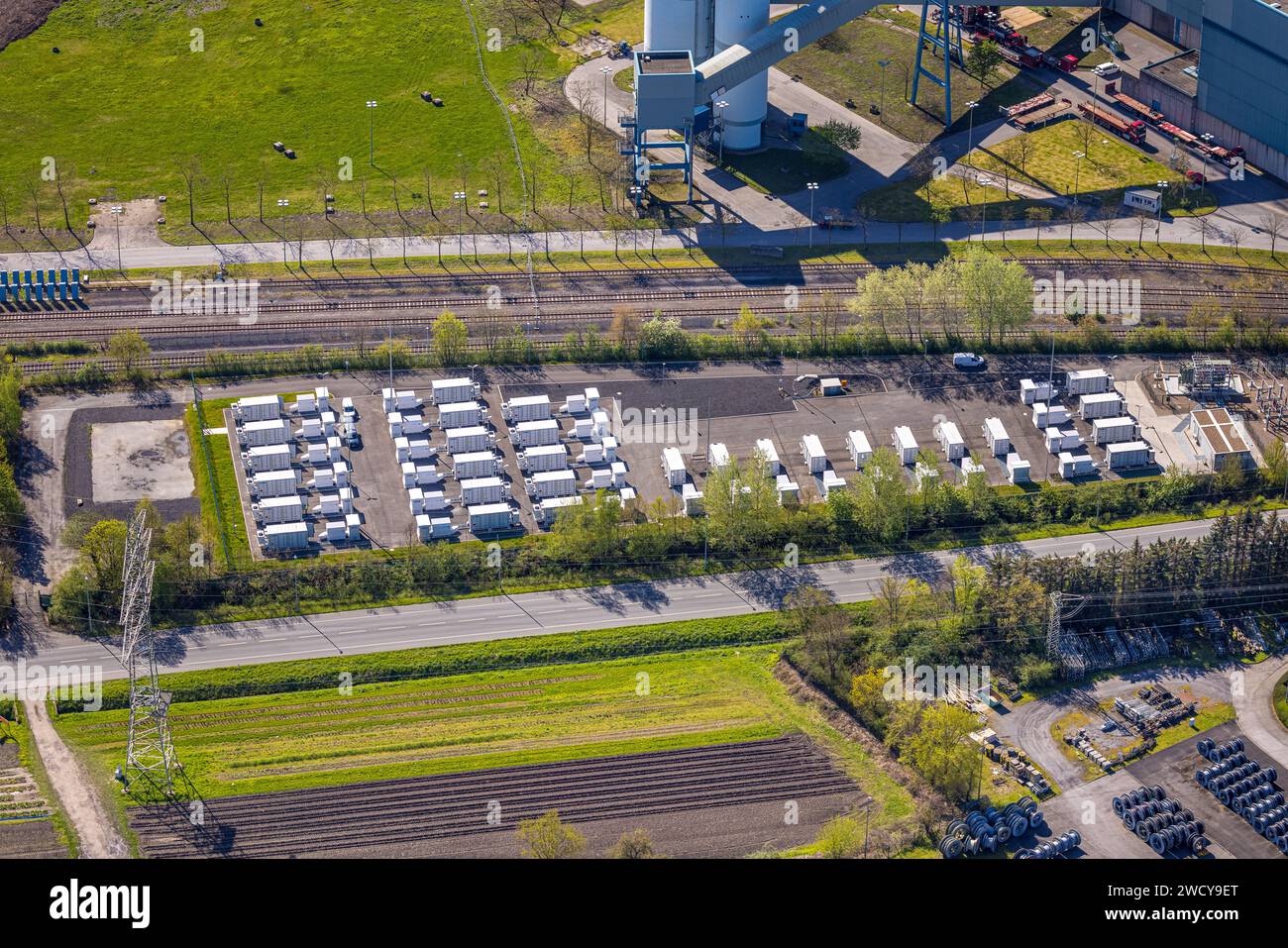 Foto aerea, batterie stazionarie per lo stoccaggio dell'elettricità, stoccaggio innovativo delle batterie presso la centrale elettrica di Gersteinwerk di RWE Generation, Stockum, Wer Foto Stock