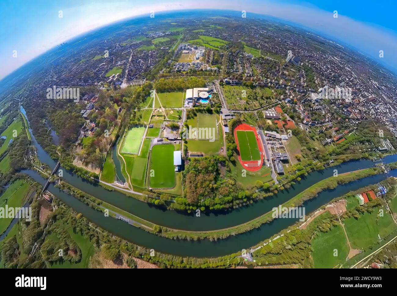 Vista aerea, campo sportivo nel centro sportivo est e Maximare Erlebnistherme, HSHL University of Applied Sciences Hamm-Lippstadt e Science Quarte Foto Stock