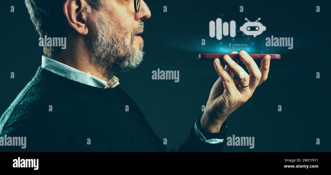 L'uomo si impegna con l'assistente vocale ai dello smartphone, che mette in mostra la moderna tecnologia ad attivazione vocale. Foto Stock