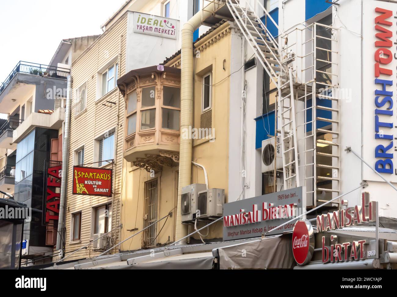 Edifici, architettura del quartiere Konak a Smirne, Turchia Foto Stock