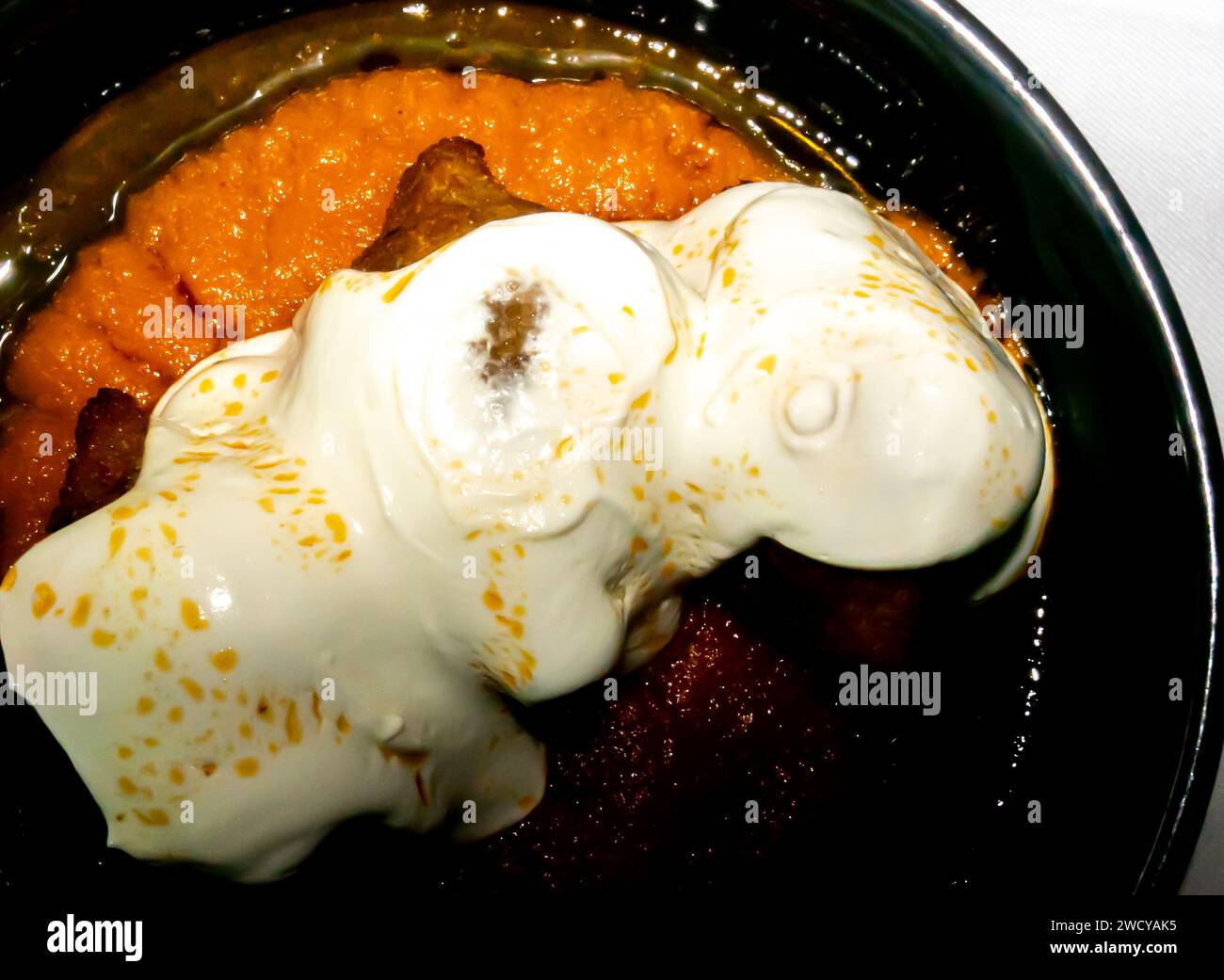 Palle di Burghul ripiene di carne macinata in salsa di yogurt con verdure di stagione, icli kofte serviti nel ristorante Skyfire Izmir Turkey Foto Stock