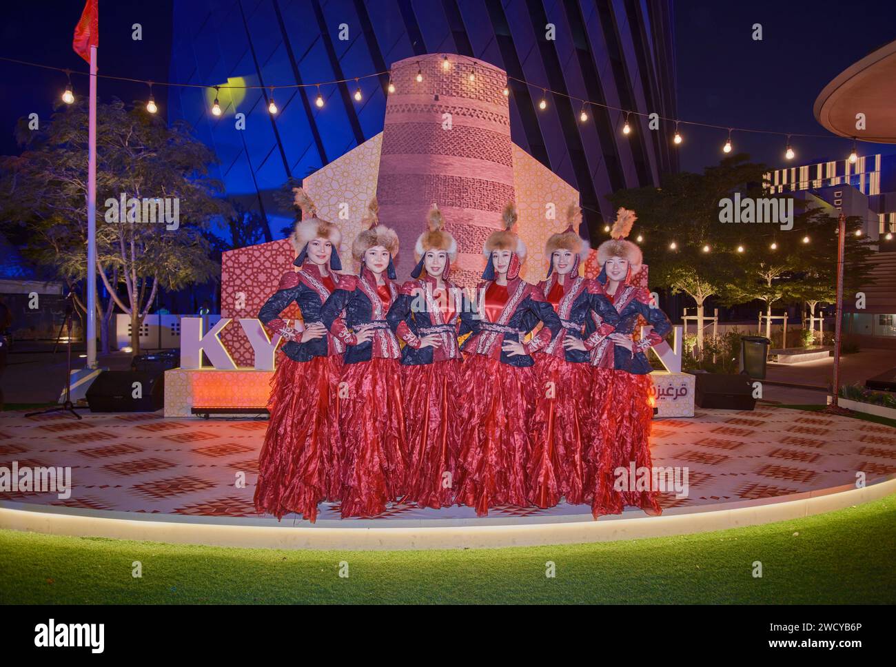 Lusail Boulevard, Lusail City, Qatar mostra la sfilata Hello Asia dei paesi partecipanti alla Coppa asiatica AFC 2023 . Danza popolare in Kirghizistan Foto Stock