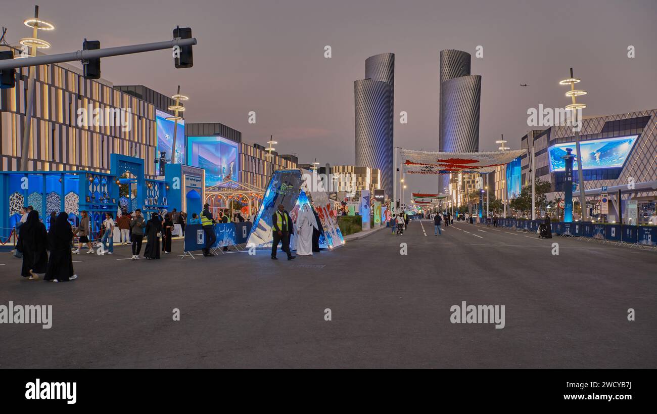 Lusail Boulevard a Lusail , Qatar, che mostra la sfilata Hello Asia dei paesi che partecipano alla Coppa Asiatica AFC 2023 che celebra la diversità delle culture asiatiche Foto Stock